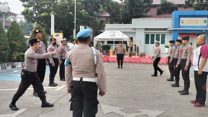 PIKET SIPROPAM POLRESTA TANGERANG MELAKSANAKAN PENGAWASAN SERAH TERIMA TUGAS PIKET
