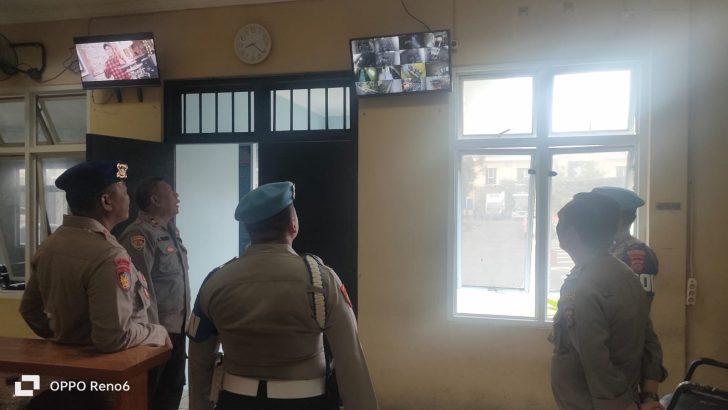 PENGECEKAN PAGI PADA CCTV RUANG TAHANAN POLRESTA TANGERANG OLEH PIKET SIPROPAM POLRESTA TANGERANG