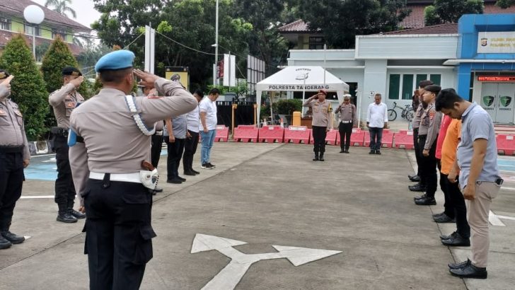 PIKET SIPROPAM POLRESTA TANGERANG MELAKSANAKAN PENGAWASAN SERAH TERIMA TUGAS PIKET