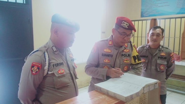 PENGECEKAN PAGI PADA BUKU MUTASI PETUGAS JAGA RUANG TAHANAN OLEH ANGGOTA SIPROPAM