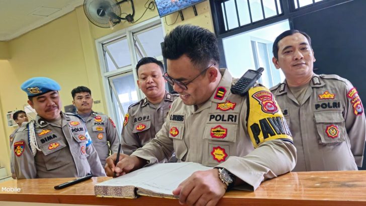 PENGECEKAN PAGI PADA BUKU MUTASI PETUGAS JAGA RUANG TAHANAN OLEH ANGGOTA SIPROPAM