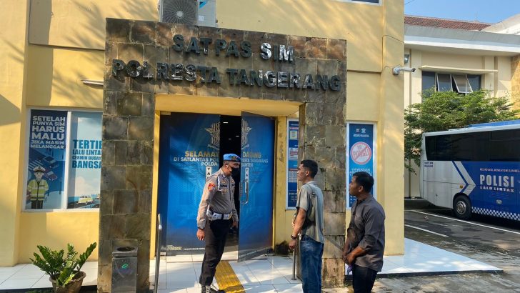 PENGECEKAN MASYARAKAT PEMOHON SIM DI GEDUNG SAT LANTAS POLRESTA TANGERANG OLEH PIKET SIPROPAM DAN SAT LANTAS POLRESTA TANGERANG