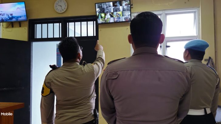 PENGECEKAN PAGI PADA CCTV RUANG TAHANAN POLRESTA TANGERANG OLEH PIKET SIPROPAM POLRESTA TANGERANG