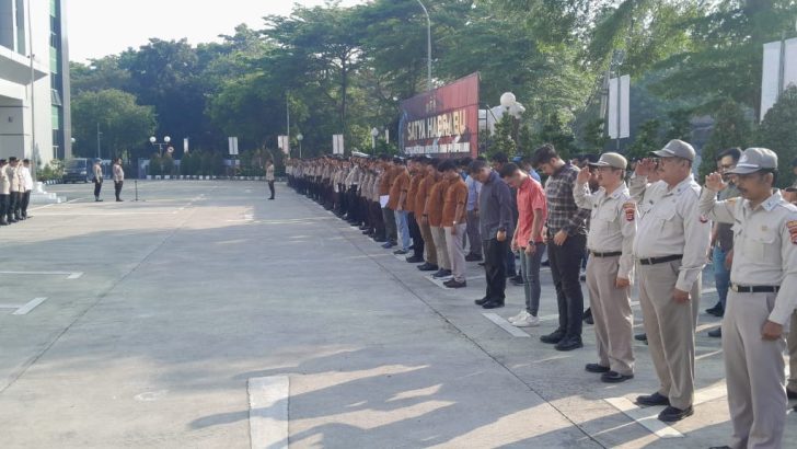 ANGGOTA SIPROPAM MELAKUKAN PENGECEKAN ANGGOTA PADA APEL PAGI POLRESTA TANGERANG