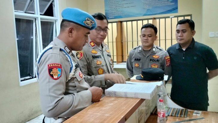 PENGECEKAN MALAM PADA BUKU MUTASI PETUGAS JAGA RUANG TAHANAN OLEH ANGGOTA SIPROPAM