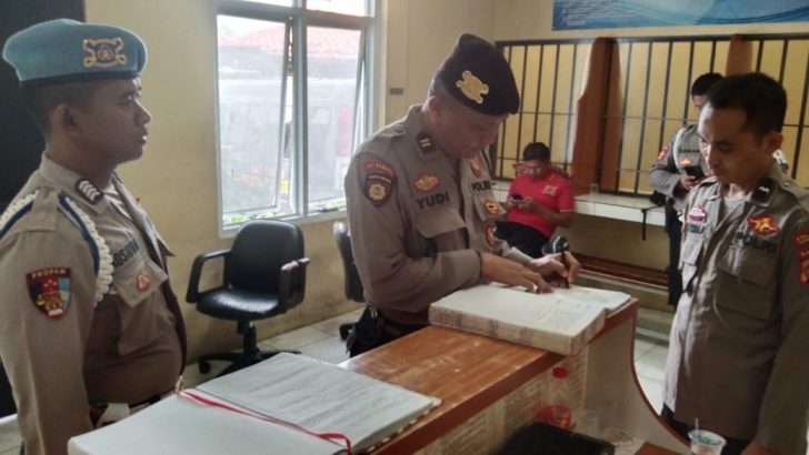 PENGECEKAN PAGI PADA BUKU MUTASI PETUGAS JAGA RUANG TAHANAN OLEH ANGGOTA SIPROPAM