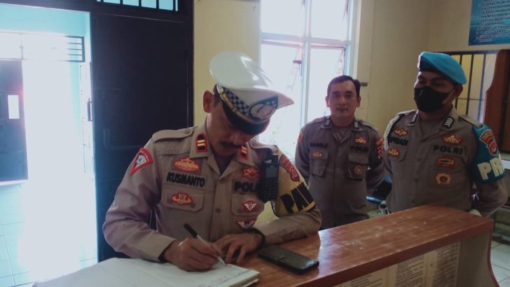 PENGECEKAN PAGI PADA BUKU MUTASI PETUGAS JAGA RUANG TAHANAN OLEH ANGGOTA SIPROPAM