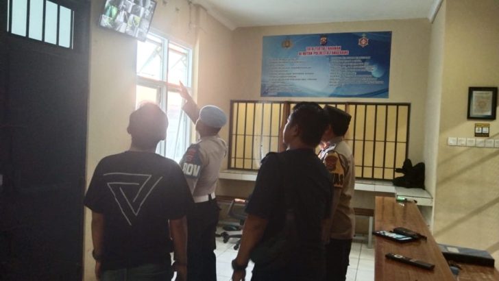 PENGECEKAN PAGI PADA CCTV RUANG TAHANAN POLRESTA TANGERANG OLEH PIKET SIPROPAM POLRESTA TANGERANG