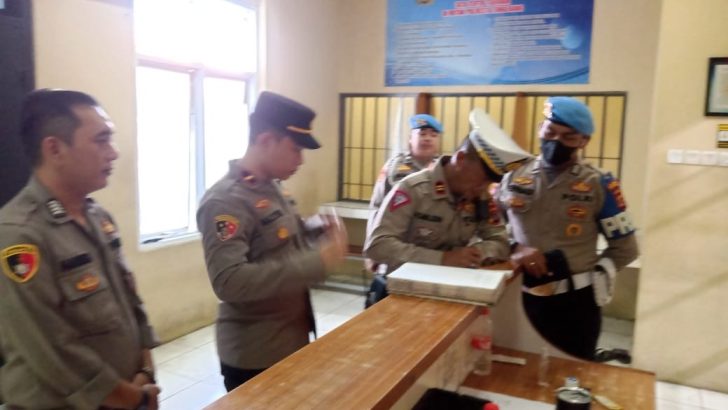 PENGECEKAN PAGI PADA BUKU MUTASI PETUGAS JAGA RUANG TAHANAN OLEH ANGGOTA SIPROPAM