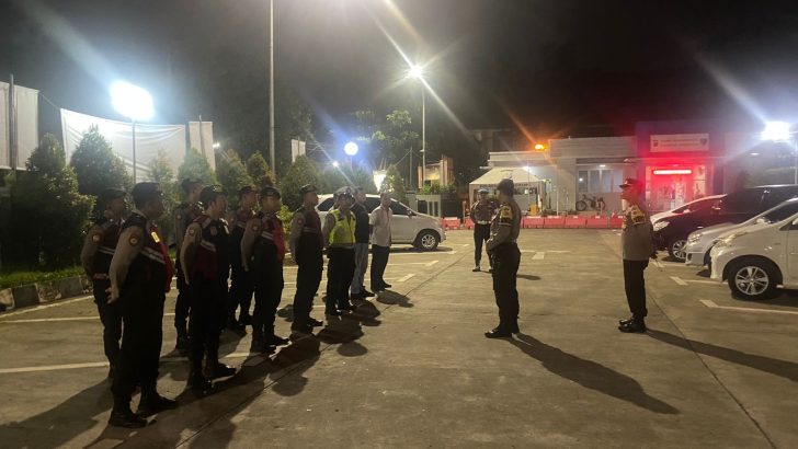 SIPROPAM MELAKSANAKAN PENGECEKAN APEL MALAM PIKET FUNGSI POLRESTA TANGERANG