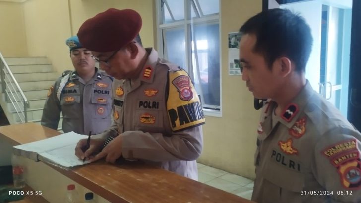 PENGECEKAN PAGI PADA BUKU MUTASI PETUGAS JAGA RUANG TAHANAN OLEH ANGGOTA SIPROPAM