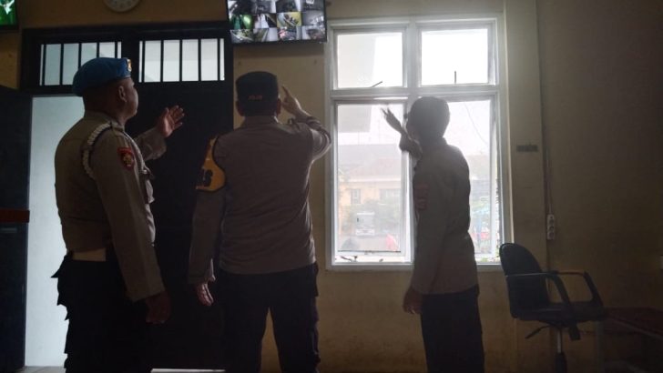 PENGECEKAN PAGI PADA CCTV RUANG TAHANAN POLRESTA TANGERANG OLEH PIKET SIPROPAM POLRESTA TANGERANG