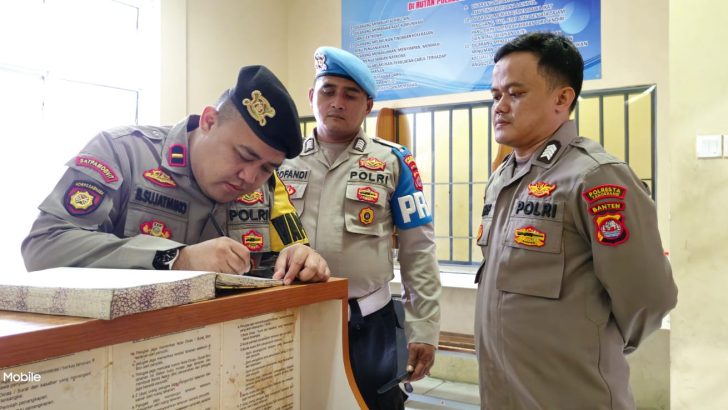 PENGECEKAN PAGI PADA BUKU MUTASI PETUGAS JAGA RUANG TAHANAN OLEH ANGGOTA SIPROPAM