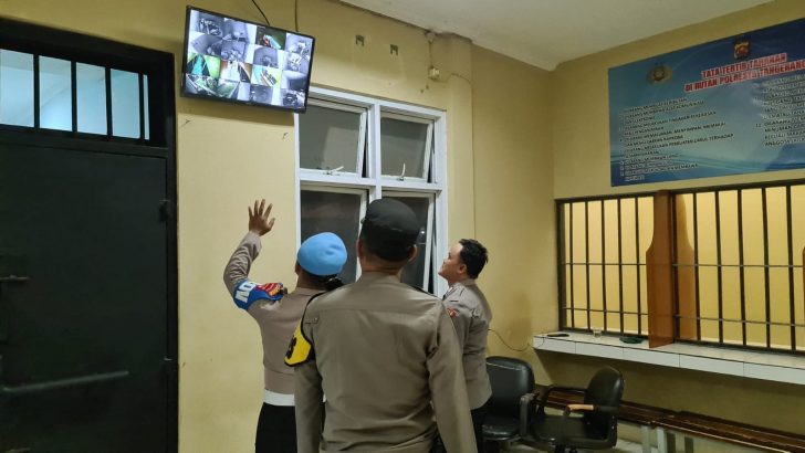 PENGECEKAN MALAM PADA CCTV RUANG TAHANAN POLRESTA TANGERANG OLEH PIKET SIPROPAM POLRESTA TANGERANG