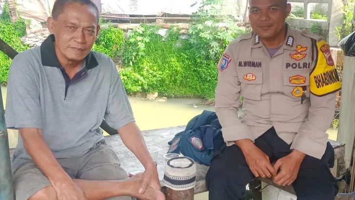 Kab. Tangerang – Untuk mendekatkan dengan warganya, Personel ,Polsek Rajeg Polresta Tangerang Bripka M.Wirman menyambangi warga Desa Sukamanah, Jum at (03/05/2024).