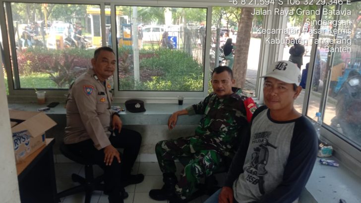 Bhabinkamtibmas Bersinergi Dengan Babinsa Patroli di Pertokoan Solaria Grand Batavia Kel. Sindangsari