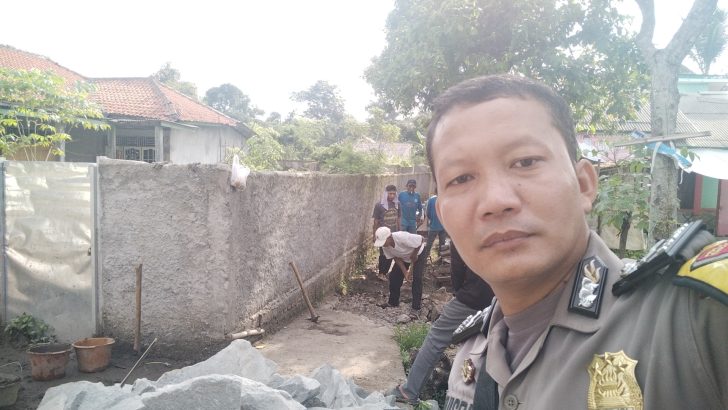 Binamas jambu karya Aipda Rusdi giat pemantauan perbaikan saluran air oleh pekerja desa.