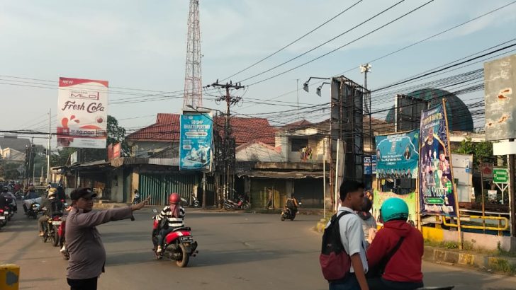 Kanit Samapta Melaksanan Giat rutin pengaturan lalu lintas di TL kukun antisisapi kemacetan arus lalulintas pengguna jalan raya