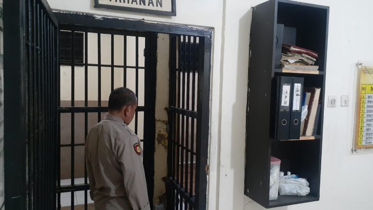 Iptu Udaya KSPK Polsek Pasar Kemis Cek Ruang Tahanan