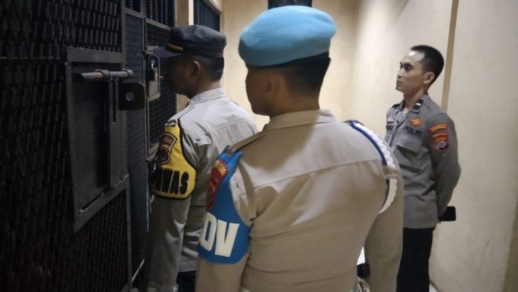 Wapawas Ipda Sunari melakukan pengecekkan ruang tahanan pada malam hari