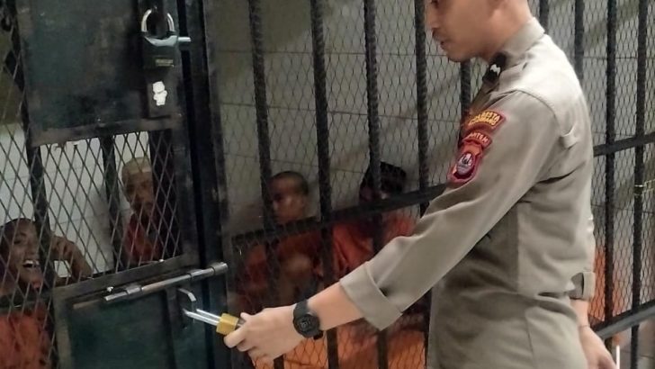 Petugas jaga tahanan Sattahti Polresta Tangerang,melakukan cek ruang tahanan