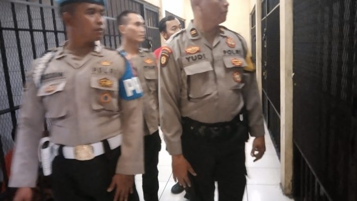 Iptu Yudi selaku Pawas pada hari ini melakukan kontrol ruang tahanan pada Sattahti Polresta Tangerang
