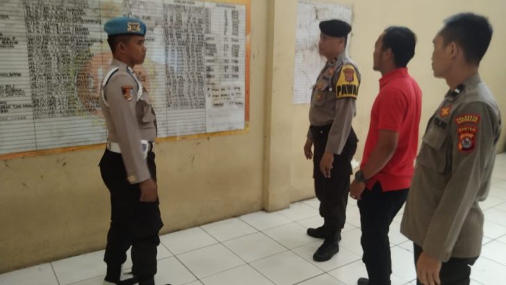 Pawas mengecek jumlah tahanan yang ada pada daftar tahanan yang tertera