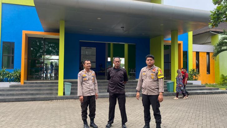 Pawas beserta Anggota kontrol kolam renang Pun Park