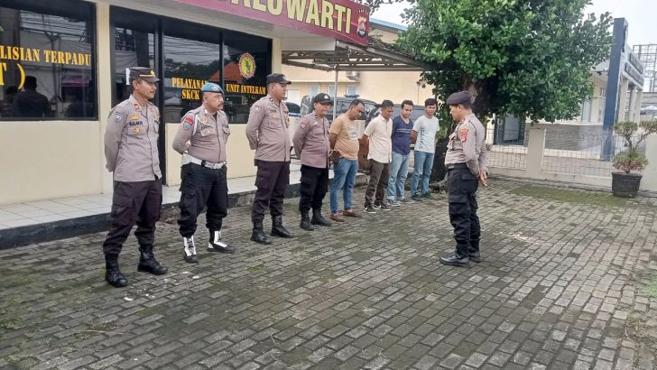 Kanit Samapta pimpin apel pagi, menyampaikan arahan dan atensi pimpinan.