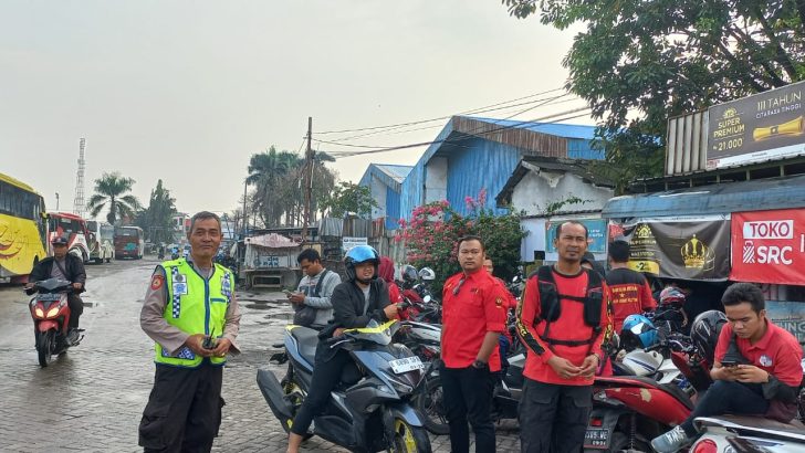 Kapolsek Pasar Kemis Pimpin Pengamanan Serikat Pekerja Yang Akan Berangkat ke Jakarta