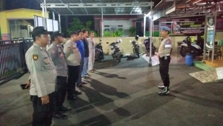 Melanjutkan tugas rutin, Pawas Polsek Kresek pimpin Apel Malam di halaman Mapolsek Kresek.