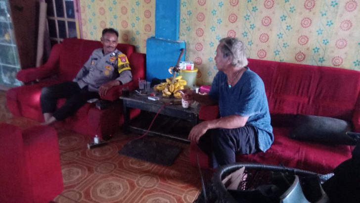 Anggota Bhabinkamtibmas Sambang tokoh masyarakat sampaikan pesan Kamtibmas