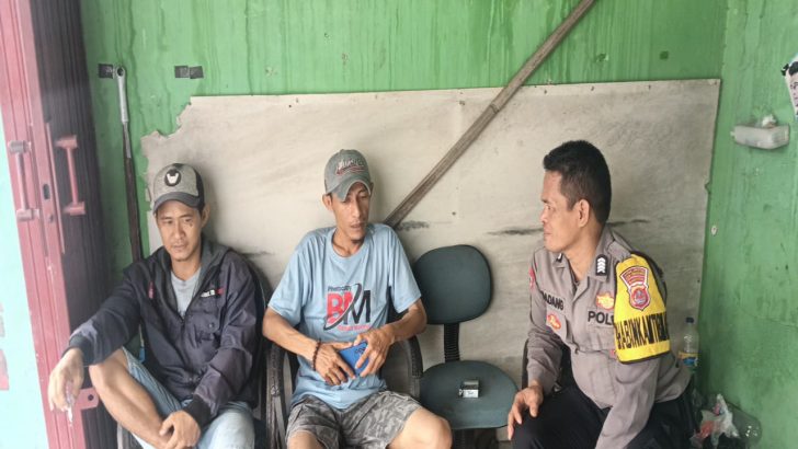 Polisi RW Polsek Kresek tak henti-hentinya kunjungi warga di Desa guna pendekatan diri kepada warga di Binaannya di Desa.