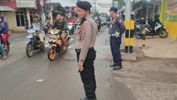 Kanit Samapta dan personil Polsek Rajeg giat rutin pengaturan pagi hari di TL kukun