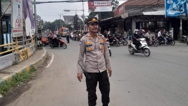 Kanit Binmas Polsek Rajeg giat strong point pengaturan lalulintas untuk mengurai kemacetan