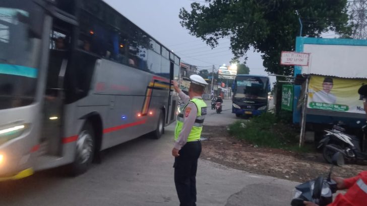 Ciptakan Kelancaran Lalu Lintas Anggota Lantas Polsek Pasar Kemis Laksanakan Gatur Lalin Pagi