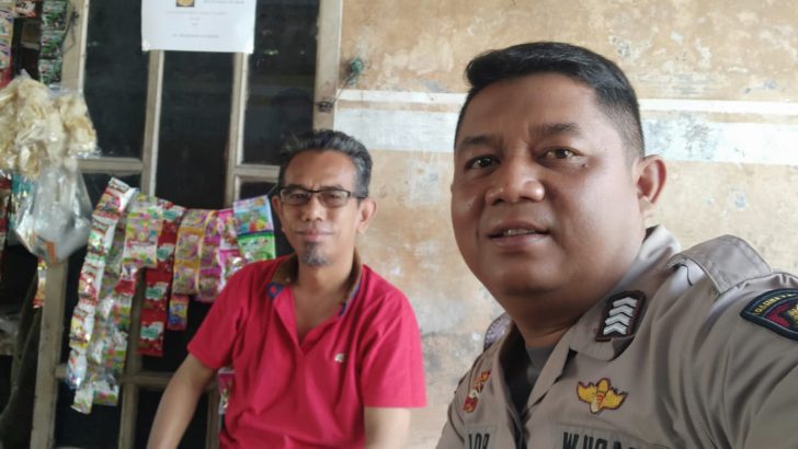 Polisi RW Polsek Kresek tak henti-hentinya kunjungi warga di Desa guna pendekatan diri kepada warga di Binaannya di Desa.