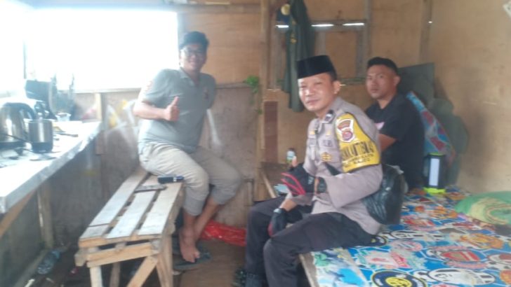 Bhabinkamtibmas Aipda Rusdi sambang dan himbahuan kepada masyarakat desa jambu karya.