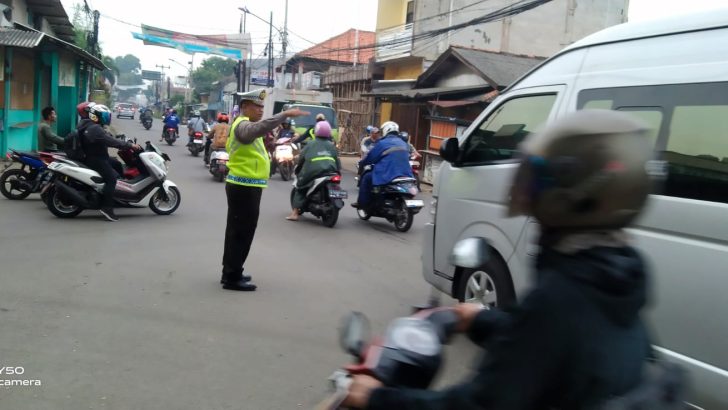 Antisipasi Kepadatan Lalu lintas, Kanit Lantas Polsek Pasar Kemis Gatur Lalin Pagi