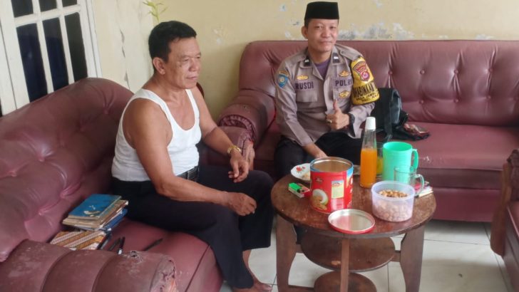 Anggota binamas desa jambu karya sambang kediaman bapak RW Muhidin memberikan himbahuan kamtibmas.