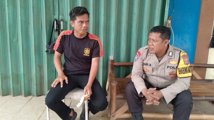 Anggota Bhabinkamtibmas Sambang Warga masyarakat sampaikan pesan Kamtibmas
