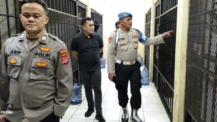AKP Sunarto selaku Pawas melakukan kontrol tahanan malam hari