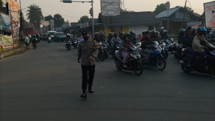 Guna menciptakan situasi lalu lintas yang aman lancar dan tertib personil polsek Rajeg melaksanakan giat rutin Pengaturan di TL Kukun