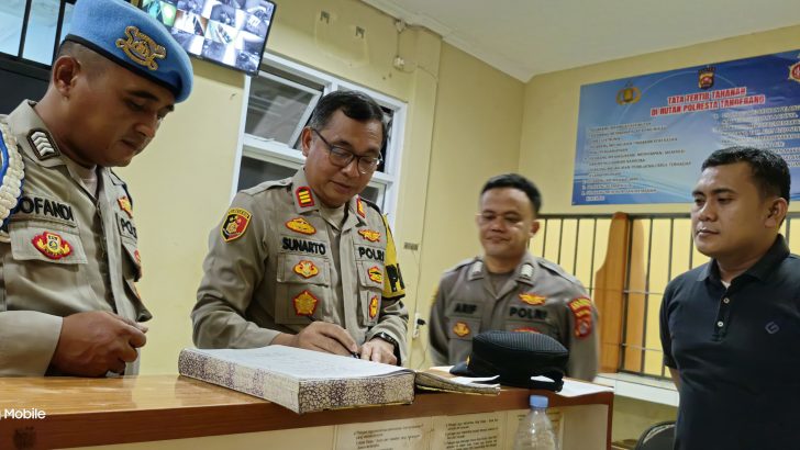 AKP Sunarto selaku Pawas melakukan cek buku mutasi kegiatan Petugas Jaga Tahanan Sattahti Polresta Tangerang