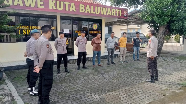 Kanit Binmas Polsek Rajeg Iptu Sularjo, pimpin apel pagi bertempat di Mako Polsek Rajeg