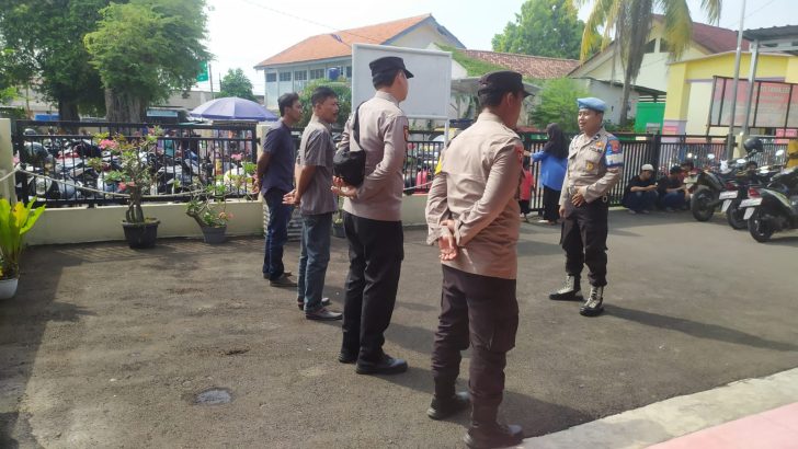 Mengawali tugas rutin, Kanit Provost Polsek Kresek pimpin Apel Pagi di halaman Mapolsek Kresek.