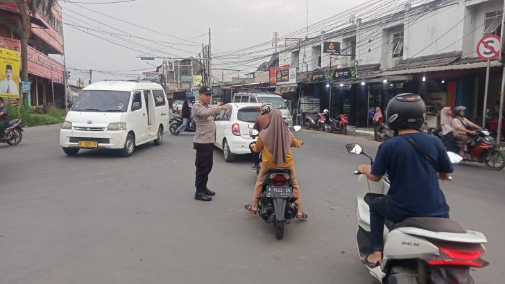 Anggota Samapta Polsek Pasar Kemis Polresta Tangerang Gatur Lalin Sore di Perempatan Pasar Kemis