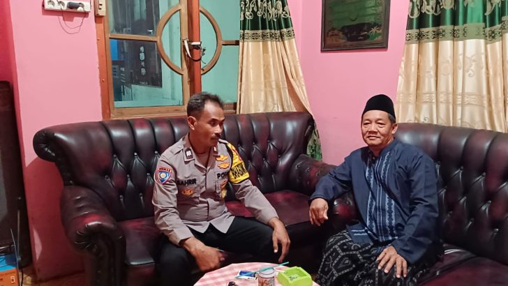 Aiptu Sahrir Bhabinkamtibmas Sambang tokoh masyarakat sampaikan pesan Kamtibmas