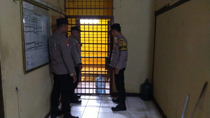Personil Polsek Mauk Polresta Tangerang Polda Banten Cek Ruang Tahanan Pagi Hari