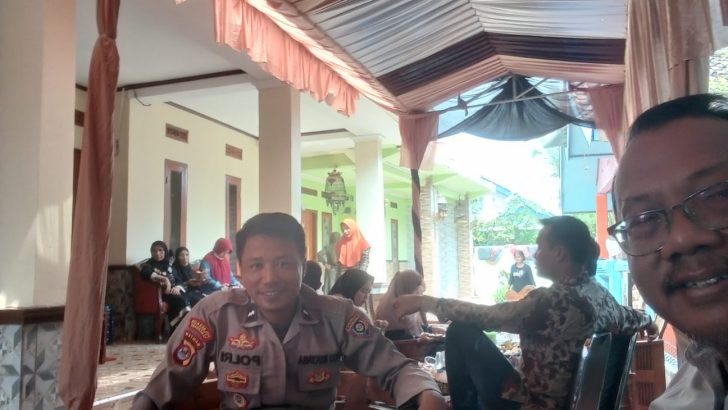 Polisi RW Polsek Kresek tak henti-hentinya kunjungi warga di Desa guna pendekatan diri kepada warga di Binaannya di Desa.